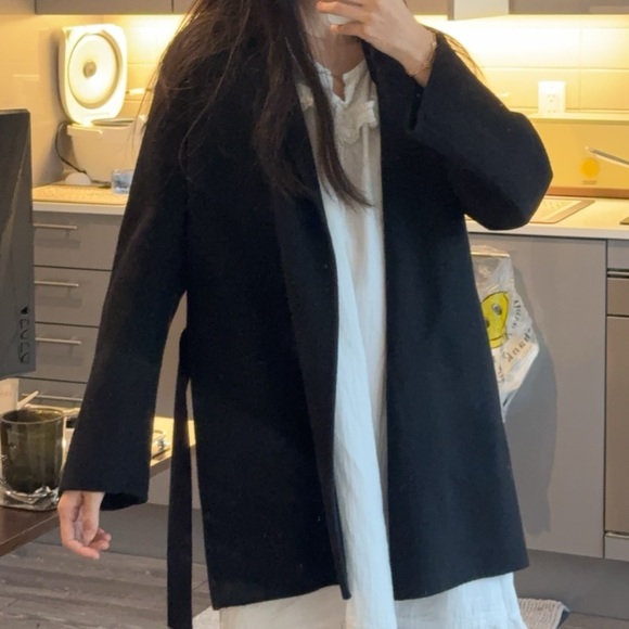 VINCE - Black fine wool belted coat - Picture 5 of 5